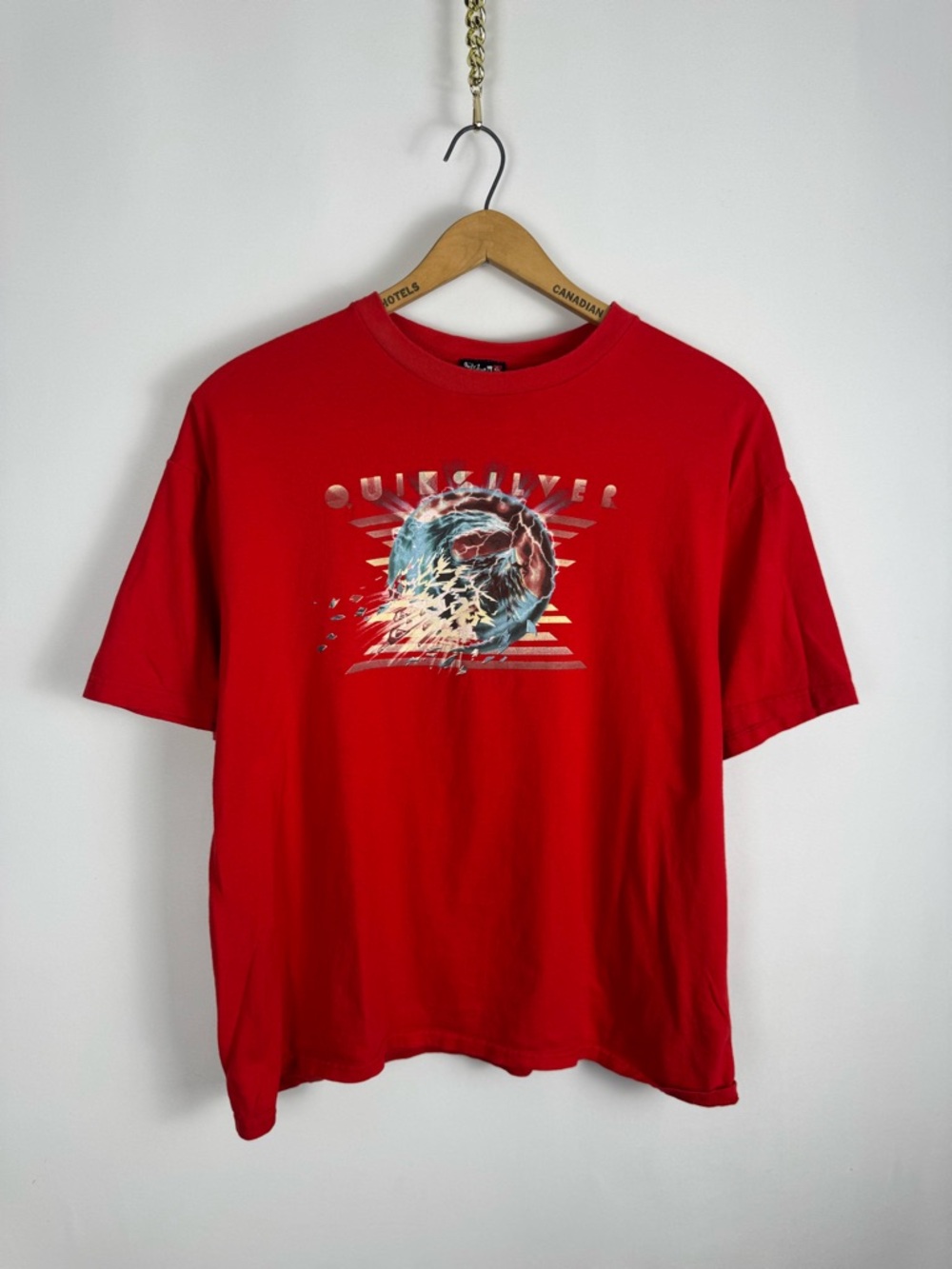 2000s Quiksilver Men’s Red Graphic Surf Tee